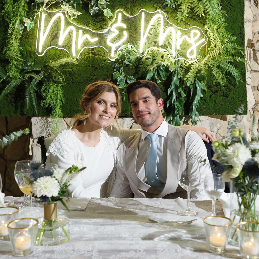 Mr & Mrs neon sign by Neon.Outshine 